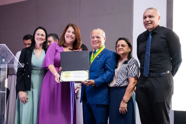 Deputada Carla Dickson presta homenagem ao Pastor Martin Alves com maior honraria cristã da Câmara Federal