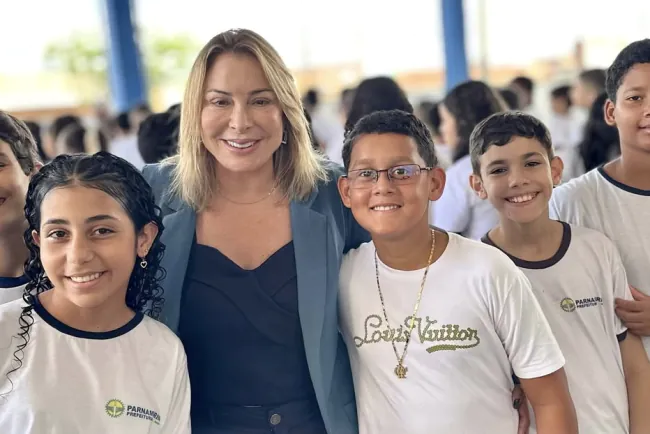 Kátia Pires participa de momento cívico em escola cívico-militar de Parnamirim