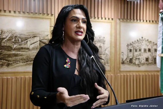 A Vereadora Thabatta propõe folga no aniversário para servidores municipais após questionar escala 6x1