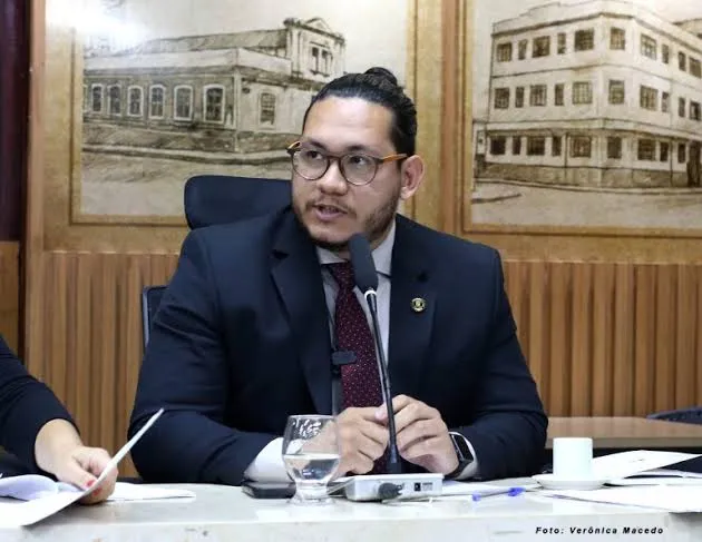 Vereador diz que foi defender assessor e acabou agredido no plenário da Câmara de Natal