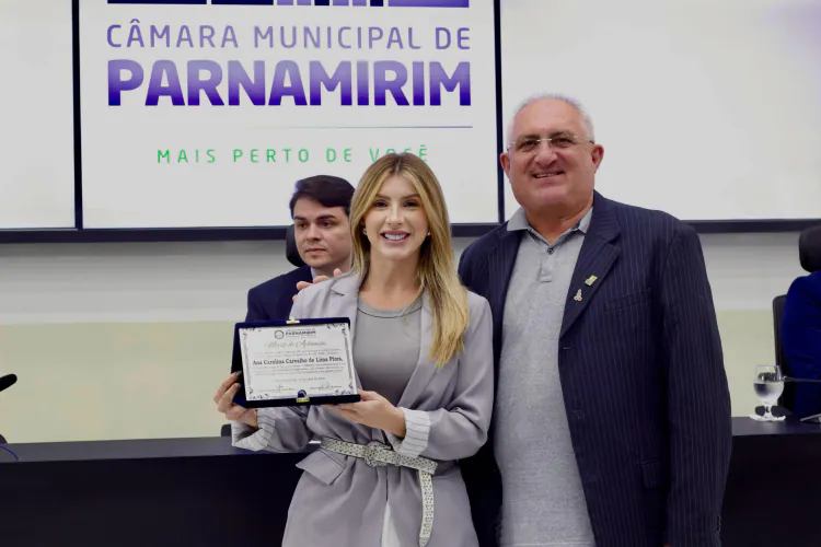 Câmara de Parnamirim homenageia Carol Pires por atuação na SEMSUR