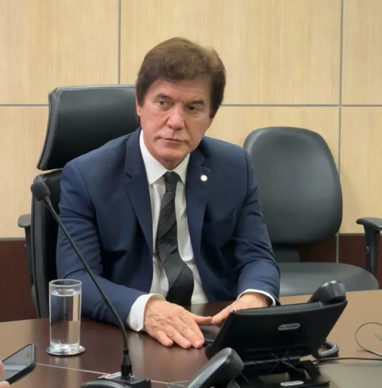 Após pressão, Robinson Faria assina CPMI do INSS