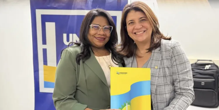Prefeita de Parnamirim entrega projeto do Centro de Terapia no gabinete de Carla Dickson