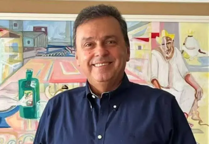 Carlos Eduardo flerta com três partidos e evita o PT — por enquanto