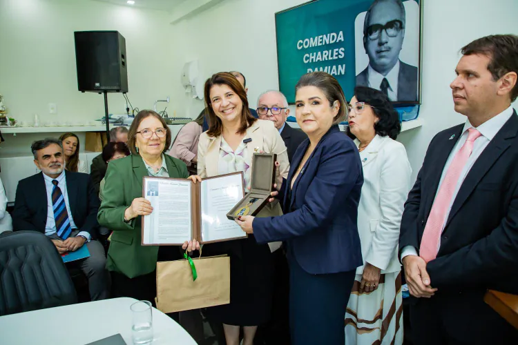 Premiada por médicos, Carla Dickson surfa em prestígio e pautas populares