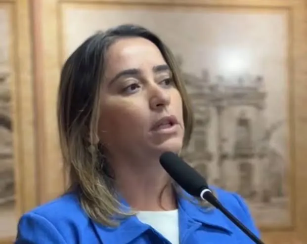 Samanda cobra, mas esquece do ônus