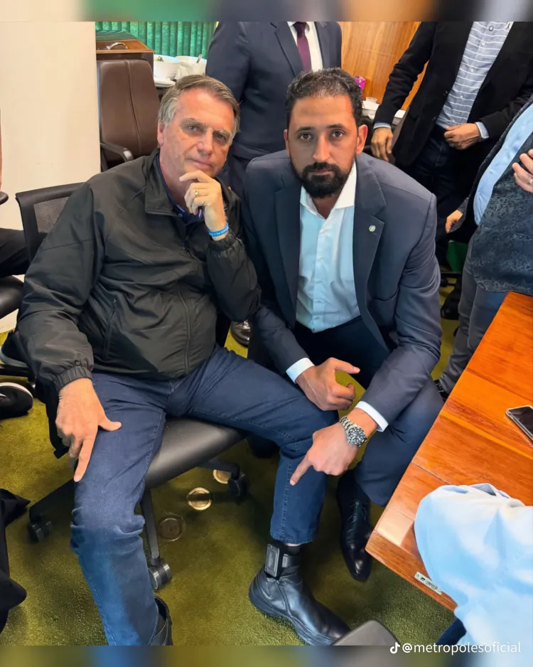 Bolsonaro exibe tornozeleira em foto com deputado do PL