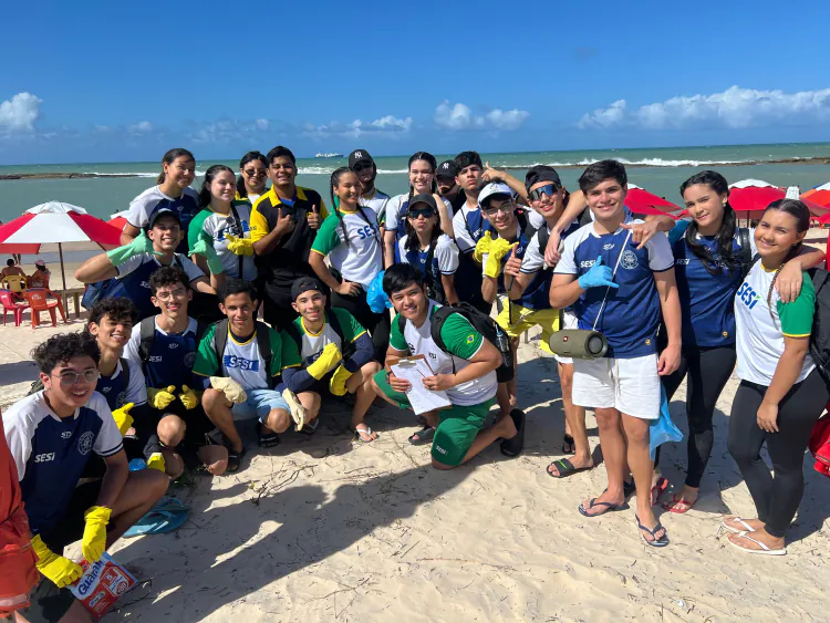 Estudantes do SESI São Gonçalo promovem limpeza entre a Praia do Forte e Praia do Meio
