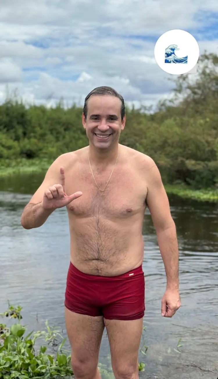Cadu Xavier aparece de sunga fazendo o “L de Lula”