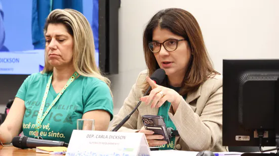 Carla Dickson pressiona Ministério da Saúde por tratamento da NMO no SUS