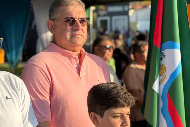 Mourinha participa do desfile cívico ao lado da comunidade em Tibau do Sul