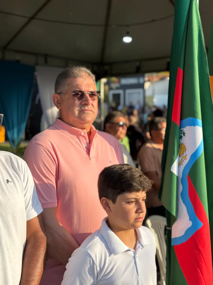 Mourinha participa do desfile cívico ao lado da comunidade em Tibau do Sul