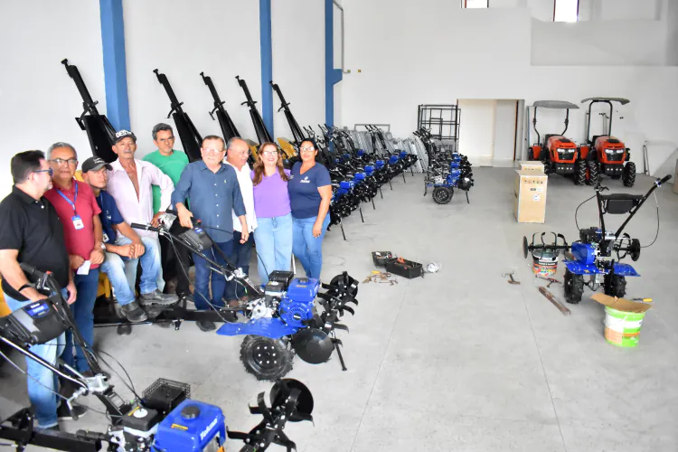Prefeito Jaime Calado acompanha chegada de mini e microtratores e reforça mecanização da agricultura familiar em São Gonçalo