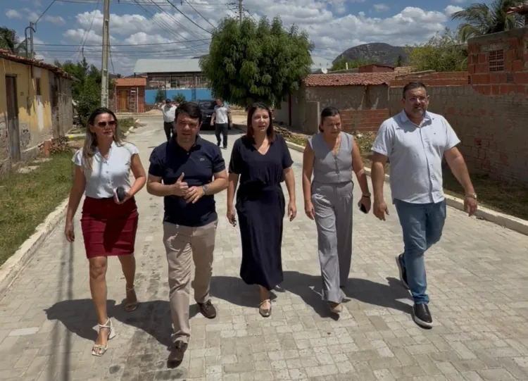 Carla Dickson entrega cinco ruas calçadas em Parelhas e reforça parceria com o prefeito Doutor Thiago