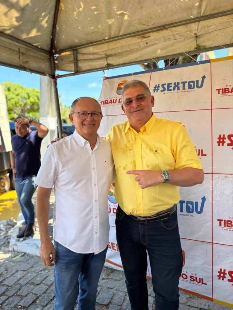 Mourinha participa de entrega de caminhões compactadores em Tibau do Sul