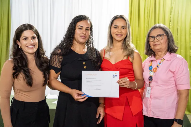 Vereadora Isabela Costa celebra a formatura de 21 novos cuidadores de idosos em parceria com o SENAC