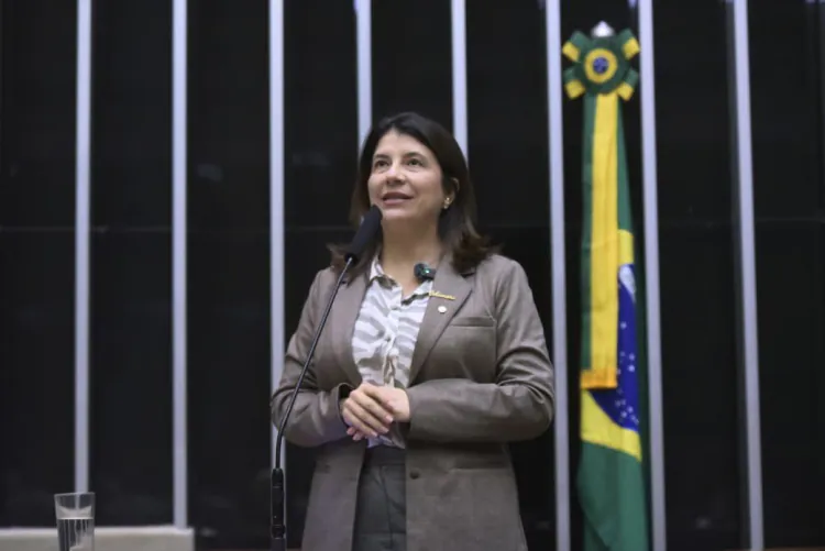Carla Dickson cobra explicações e pede convocação do Ministro da Educação após denúncias de influência política no MEC