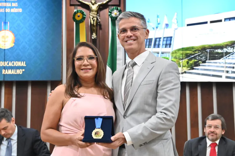 Prefeita Nira recebe honraria máxima por transformar a educação em Goianinha