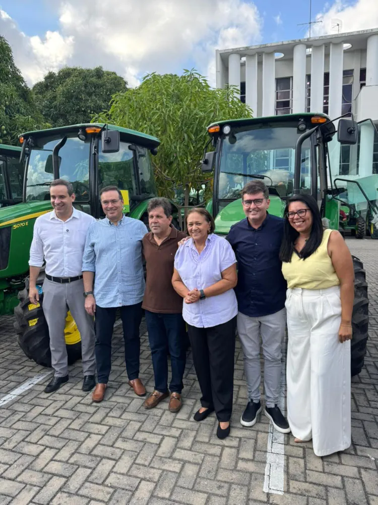 Alexandre Veras participa da entrega de novo trator para Goianinha ao lado da governadora Fátima Bezerra