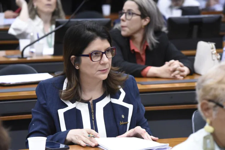 Carla Dickson avança projeto que protege médicos de calotes em contratos do SUS