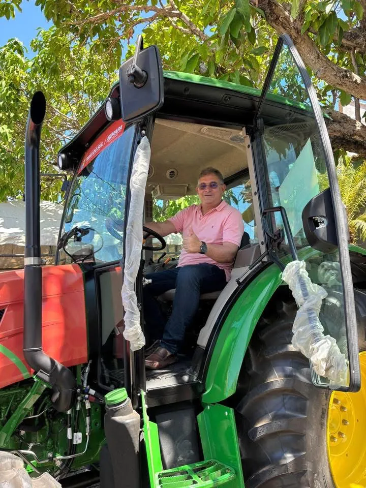 Vereador Mourinha participa da entrega de trator para fortalecer a agricultura de Tibau do Sul