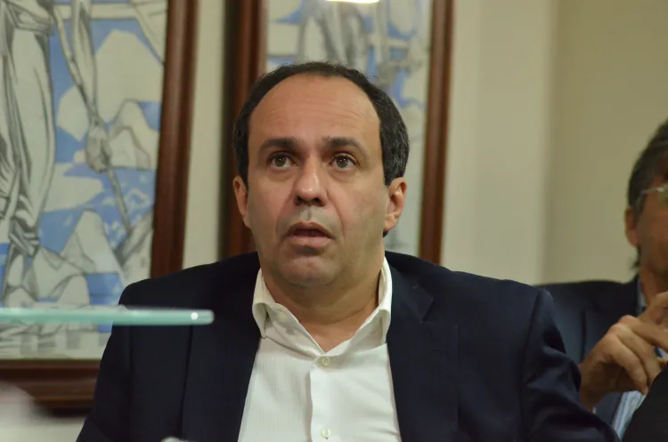 Pesquisa de conveniência não cria senador