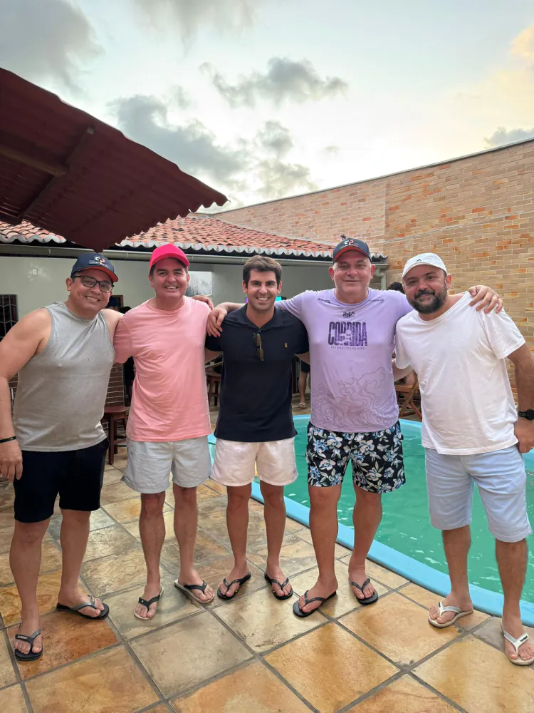 Lideranças políticas se reúnem na praia de Sibaúma, em Tibau do Sul