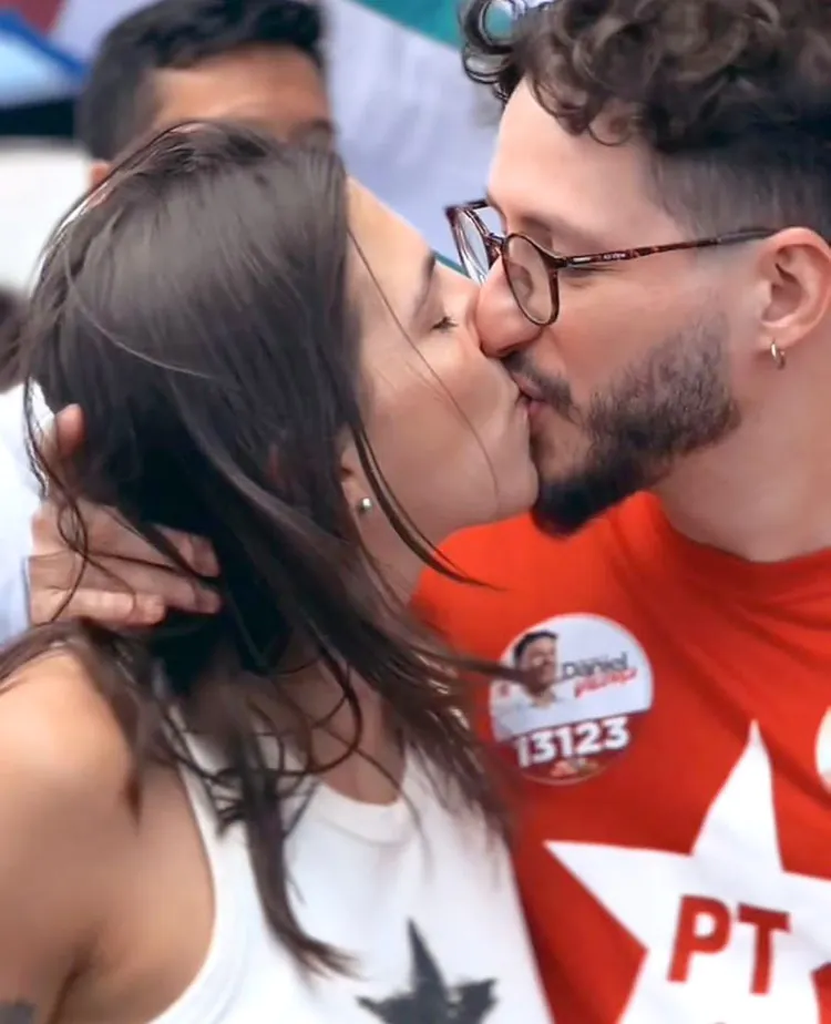 Natália Bonavides se casa à beira-mar na Praia da Redinha