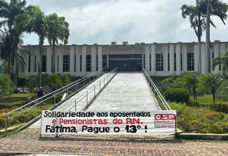 Protesto na Governadoria expõe crise e pressiona Fátima Bezerra por 13º de aposentados