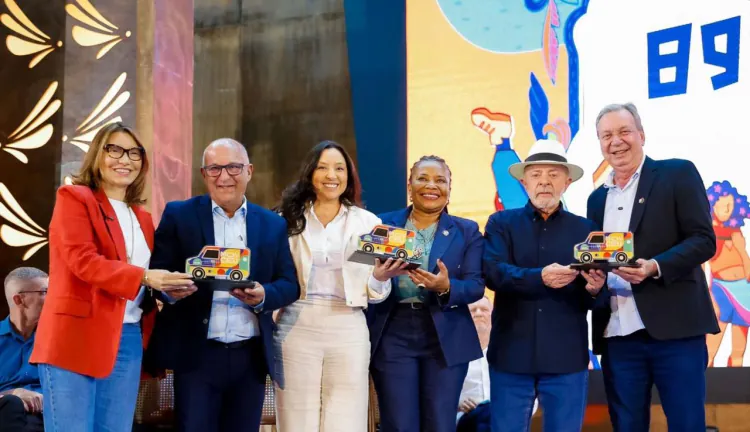 Lula entrega MovCEU a Aize Bezerra e João Câmara entra no mapa da cultura itinerante
