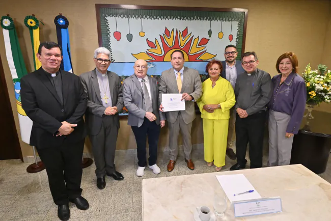 Ezequiel Ferreira recebe comissão da canonização de Padre João Maria