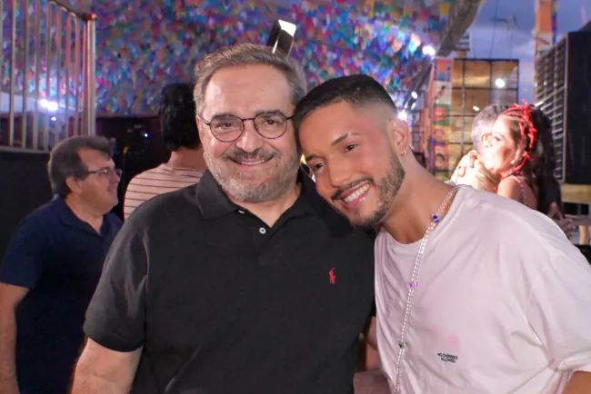 Entre abraços, fotos e apoio popular: Álvaro Dias marca presença no Pingo da Mei Dia