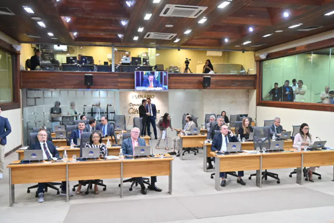 Deputados derrubam veto do Governo, aprova auxílio a terceirizados e Lei Lucy
