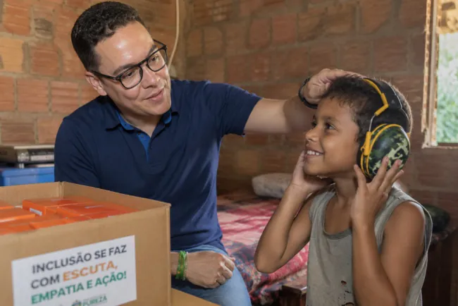 Pureza investe em inclusão e entrega abafadores para estudantes atípicos