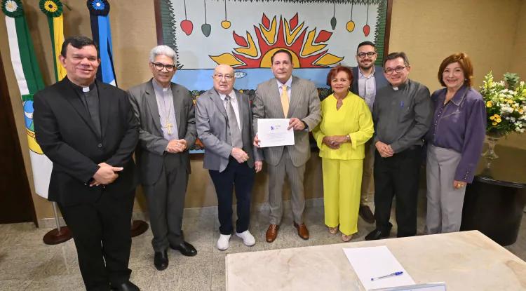 Ezequiel Ferreira recebe comissão da canonização de Padre João Maria