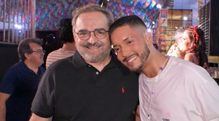 Entre abraços, fotos e apoio popular: Álvaro Dias marca presença no Pingo da Mei Dia