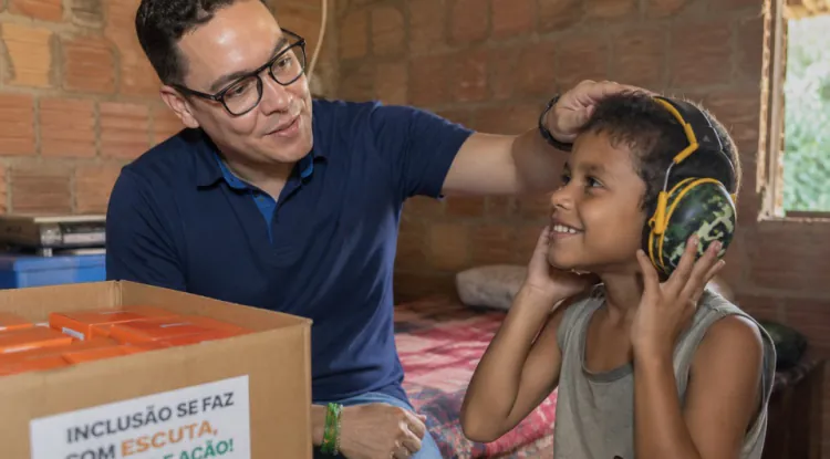 Pureza investe em inclusão e entrega abafadores para estudantes atípicos