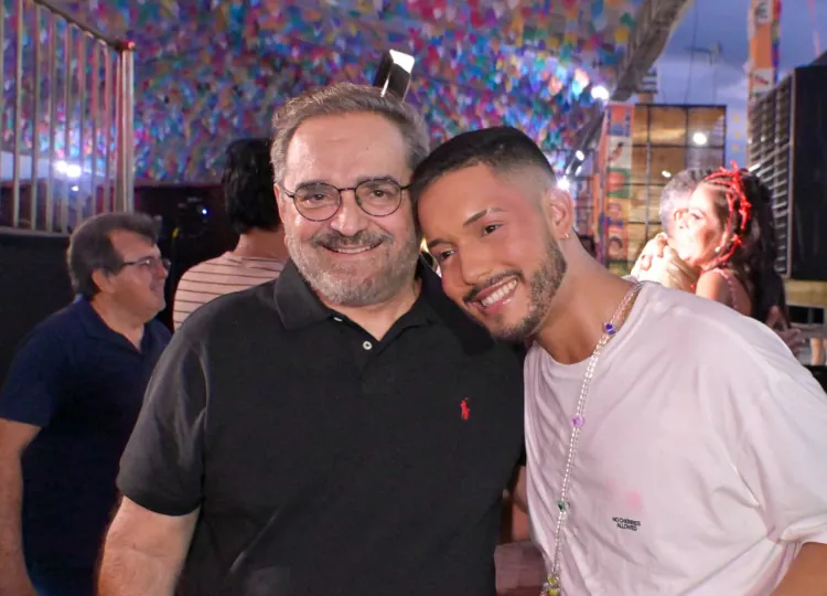 Entre abraços, fotos e apoio popular: Álvaro Dias marca presença no Pingo da Mei Dia