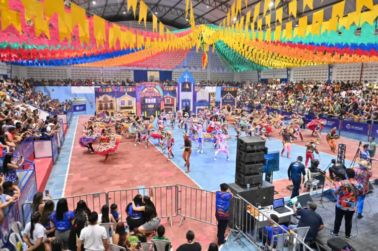 Primeira noite do festival de quadrilhas de São Gonçalo tem apresentação de grupos juninos tradicionais, fogueira eletrônica e Forró na Praça