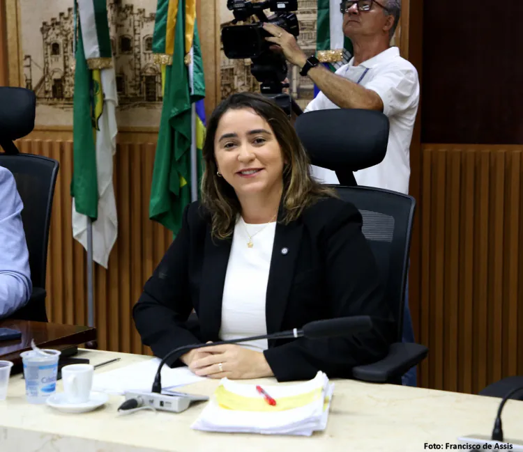 Samanda emplaca projeto que valoriza sambistas, escolas de samba e a cultura popular