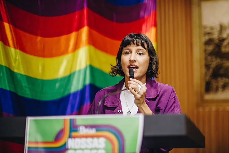 Brisa emplaca lei contra racismo e LGBTfobia